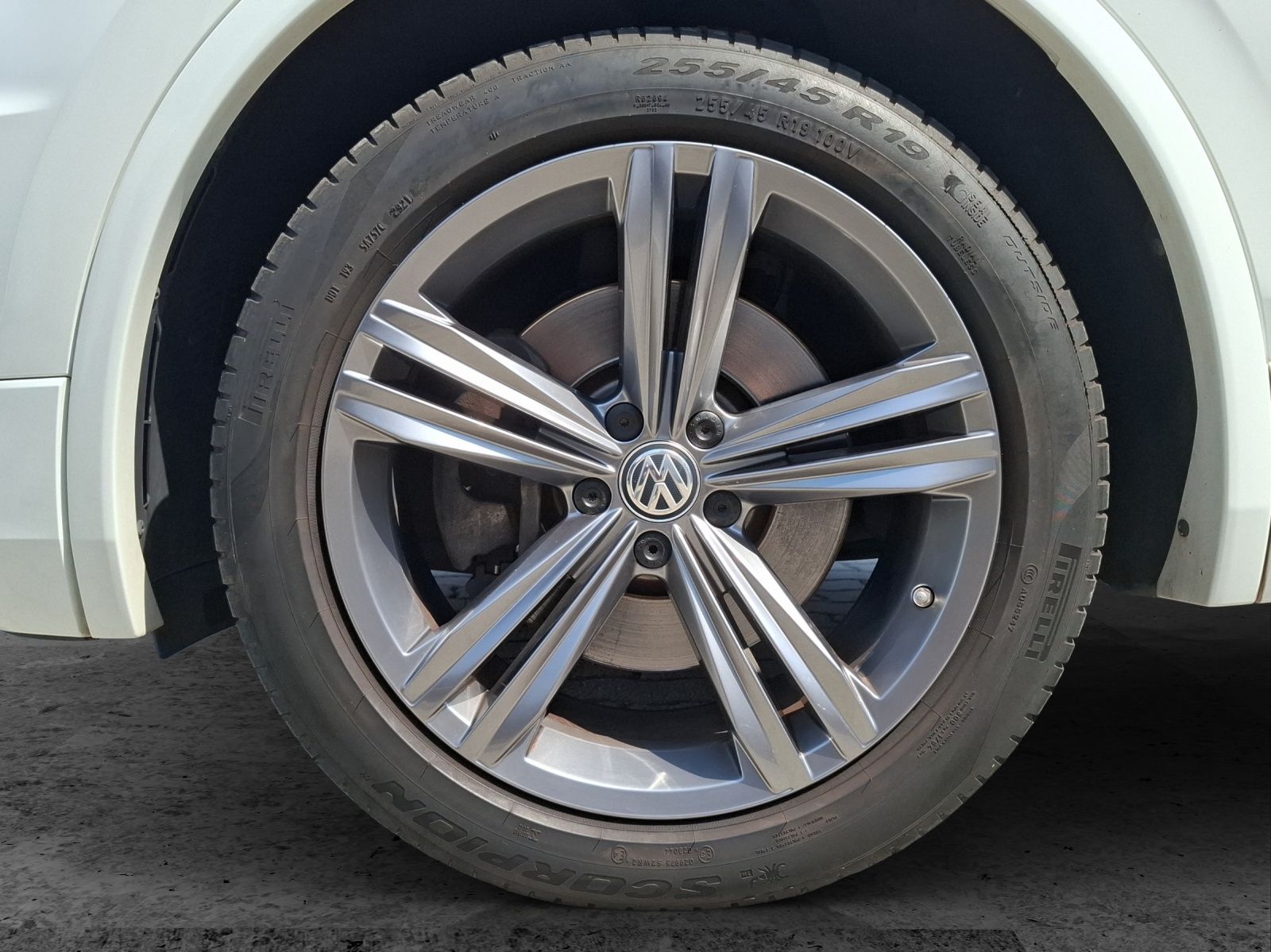 Fahrzeugabbildung Volkswagen Tiguan TSI R-Line DSG 4M LED AHK Navi Pano HUD A