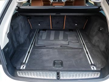 Fahrzeugabbildung BMW 520d xDrive Tour LEDER DRIVING-ASSIST INNOVATION