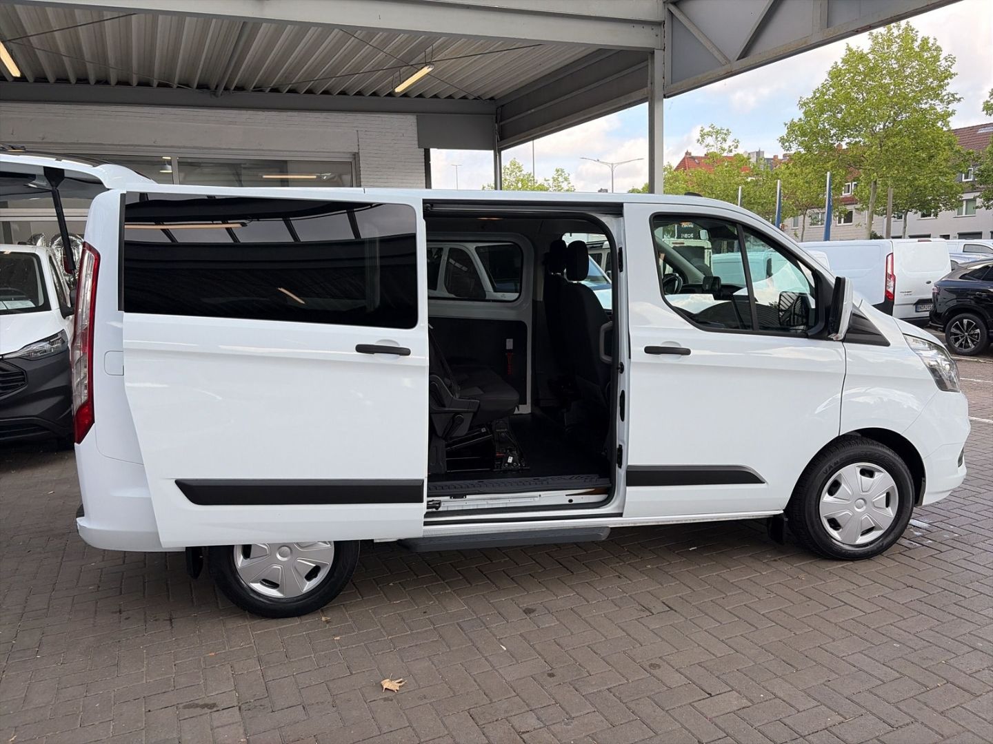 Fahrzeugabbildung Ford Tourneo Custom Kombi 320 L1 Trend Kurvenlicht DA