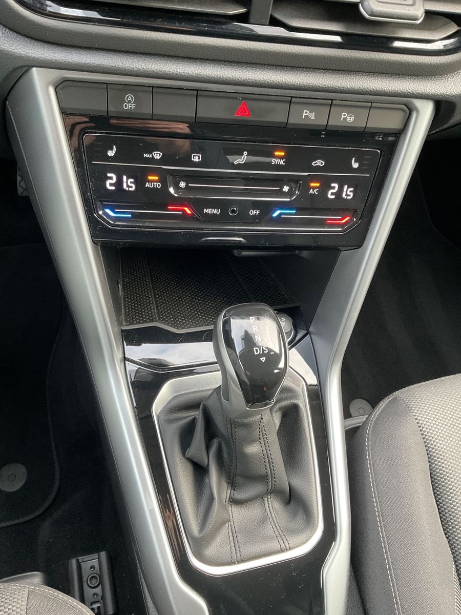 Fahrzeugabbildung Volkswagen T-Roc 1.5 TSI DSG Life,LED,AHK,Navi