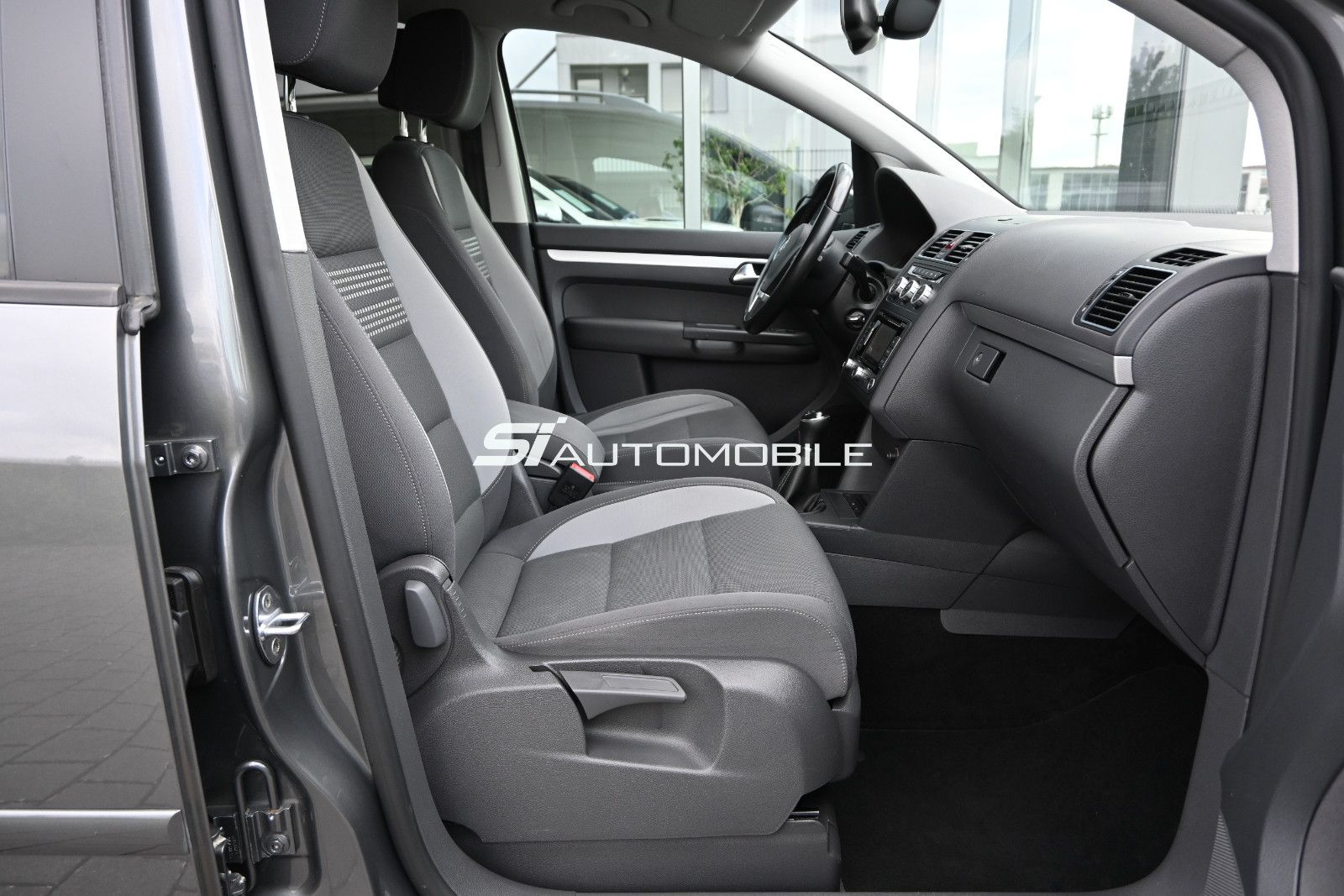 Fahrzeugabbildung Volkswagen Touran 1.2 TSI LIFE °AHK°STANDHEIZ°7-SITZE°