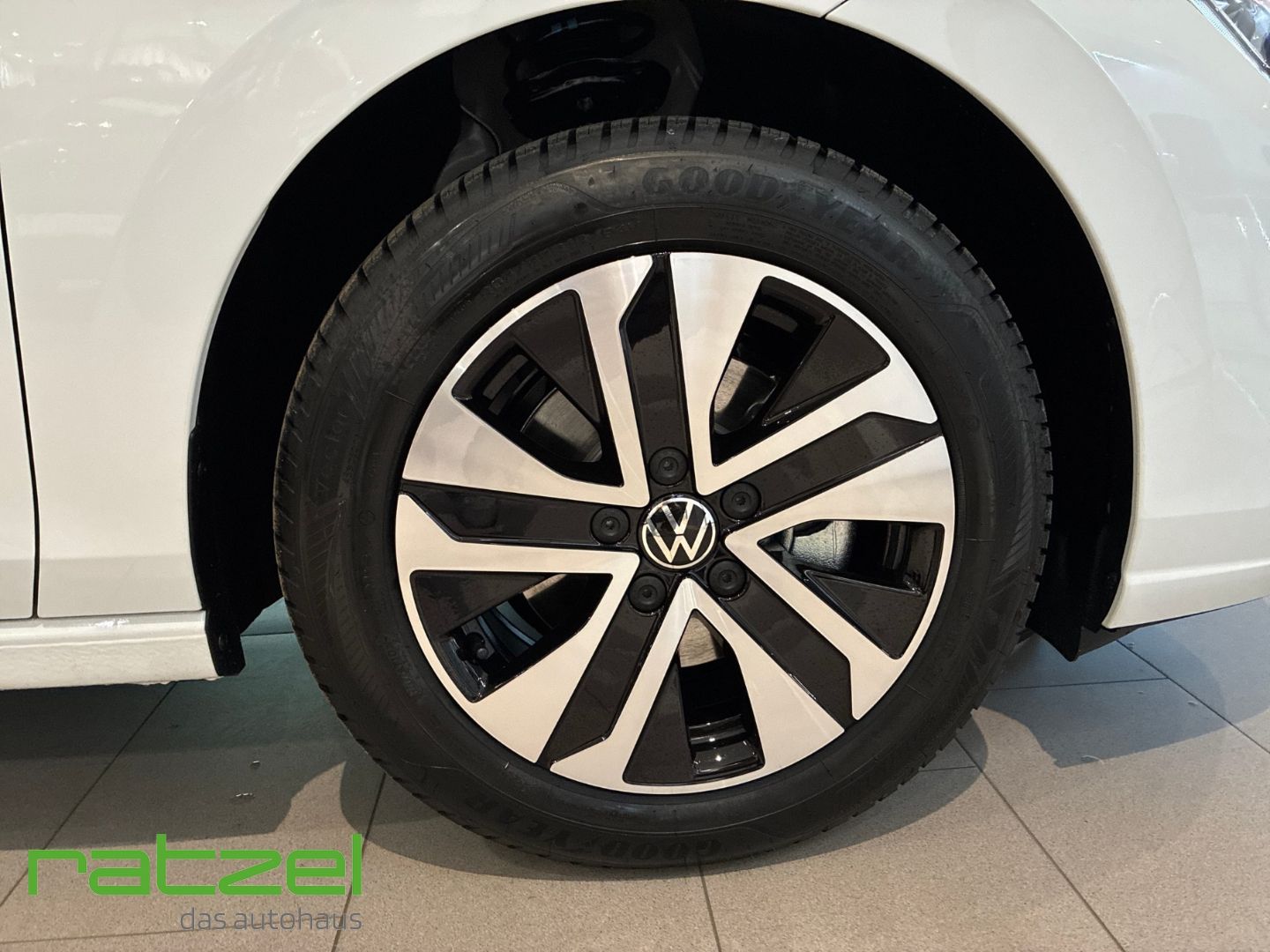 Fahrzeugabbildung Volkswagen Golf Variant ENERGY 1.5 eTSI DSG NAVI+AHK+LED