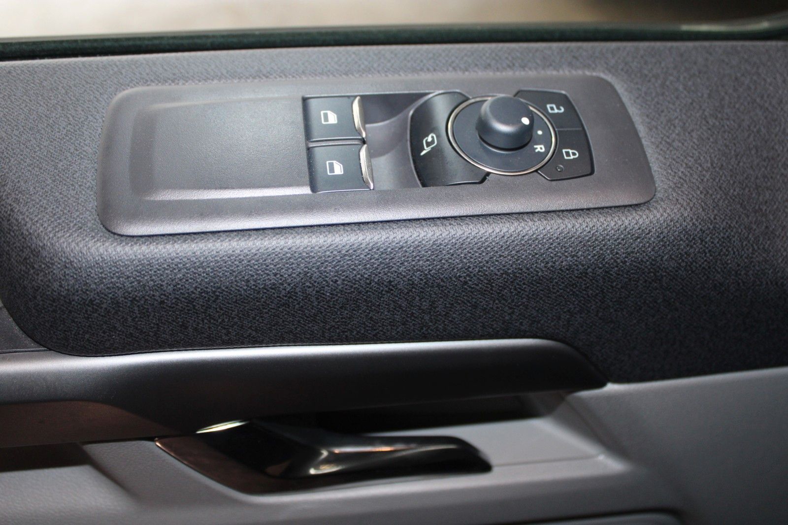 Fahrzeugabbildung Ford Tourneo Custom L2 8-Sitz Titanium Aut. LED STDHZ
