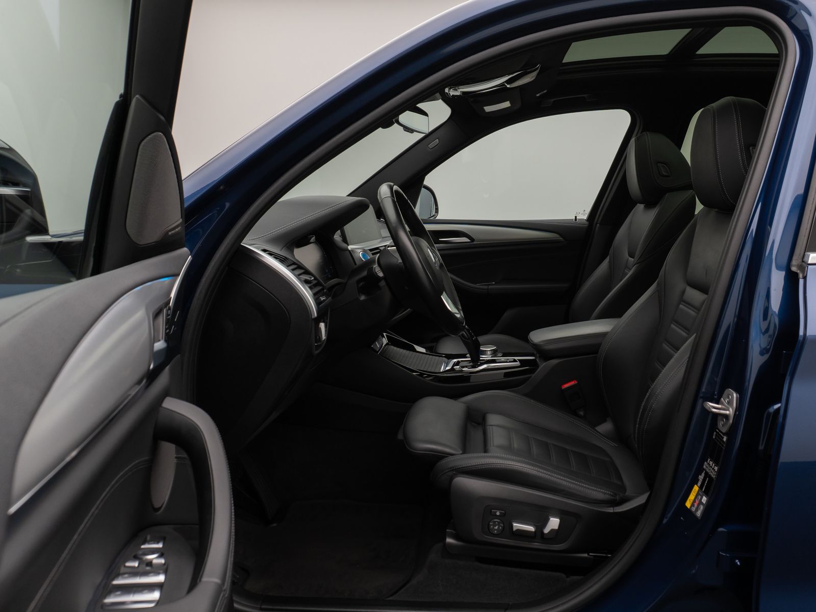 Fahrzeugabbildung BMW iX3 Impressive Panorama 360°HUD DAB H/K AHK Komf