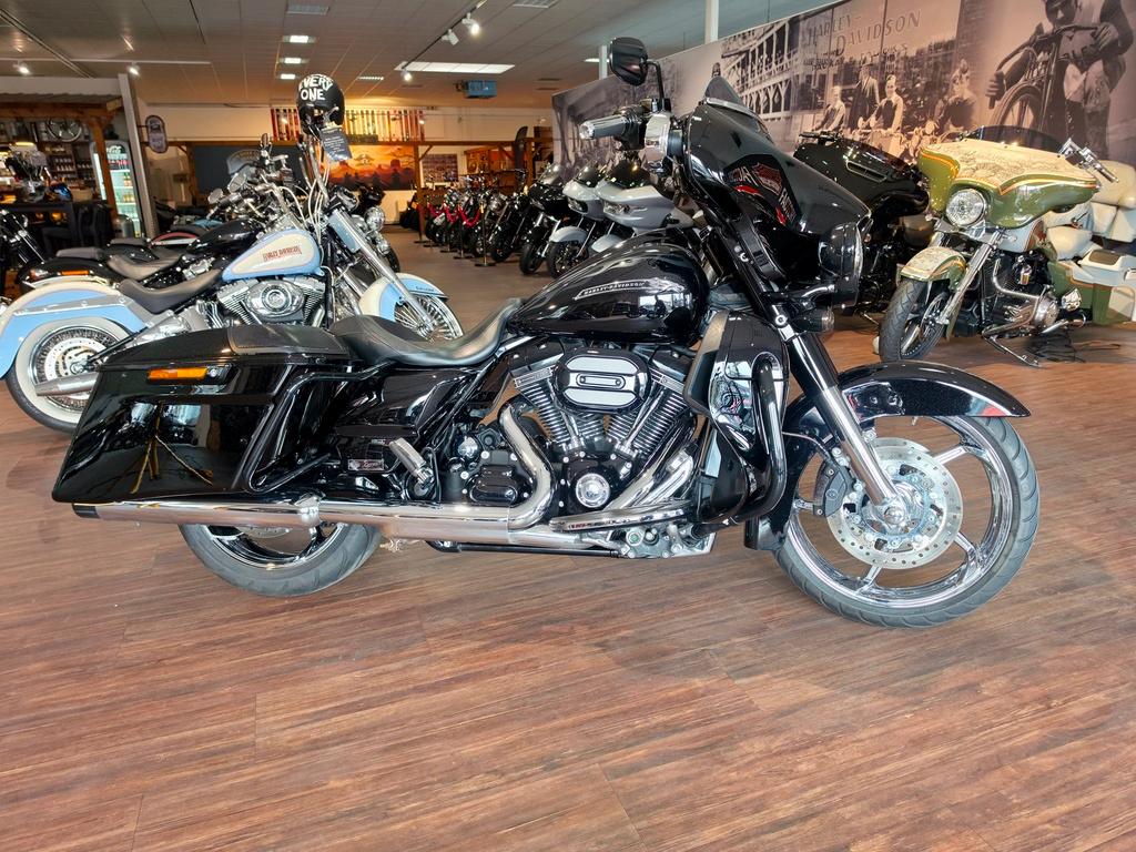Harley-Davidson CVO STREET GLIDE 