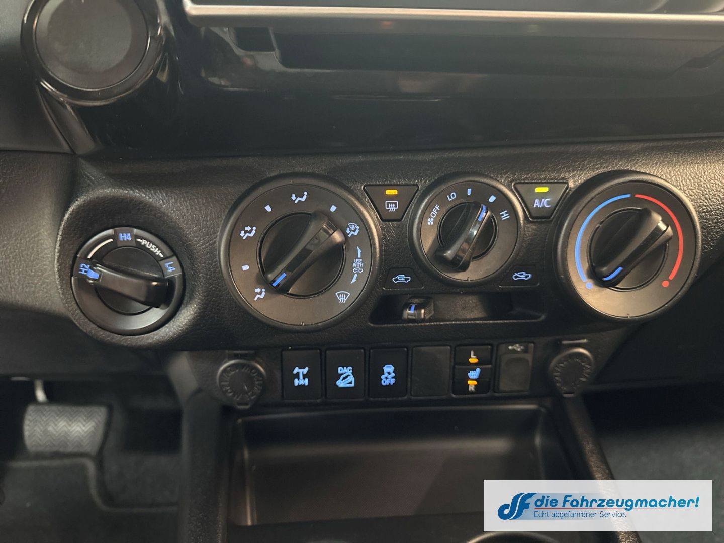 Fahrzeugabbildung Toyota Hilux Double Cab Meister 4x4 2.4 D-4D Sperrdiff.