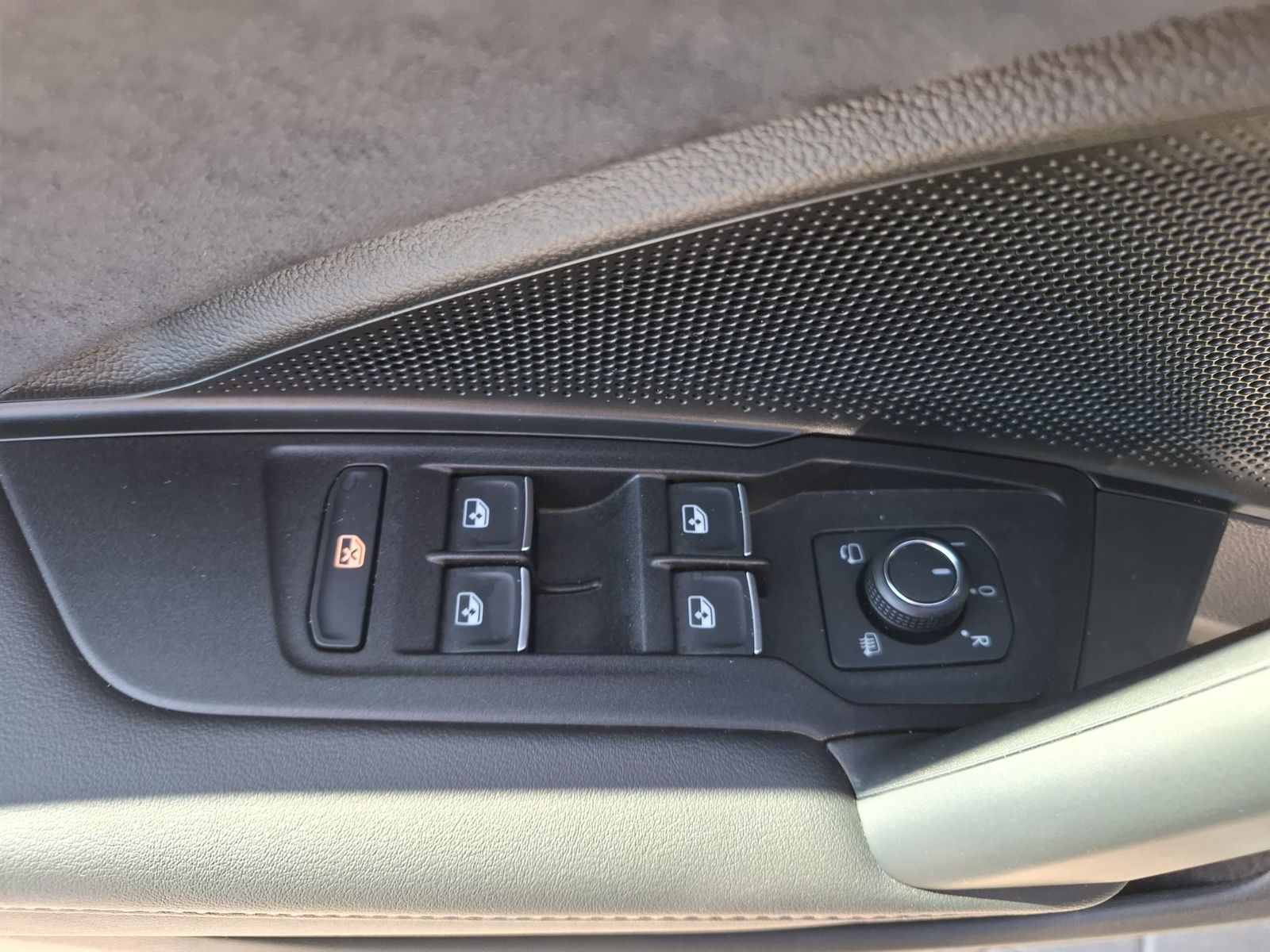 Fahrzeugabbildung Volkswagen Tayron 2.0 TDI 4M R-Line BLACK*7Si*MATRIX*PANO