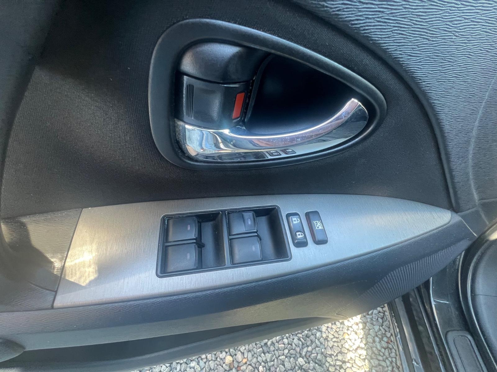 Toyota Avensis 2011 — photo 12