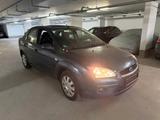 Ford Focus 1,6 Ghia AUTOMATIK, Tempomat, Schiebedach - Ford Focus aus 2005: Ghia