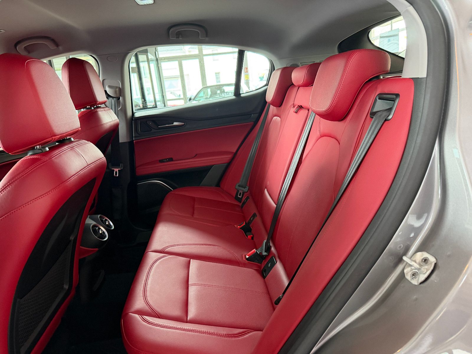 Fahrzeugabbildung Alfa Romeo Stelvio Super Q4/BI-XENON/PDC/AUTOMATIK/SPURHALT