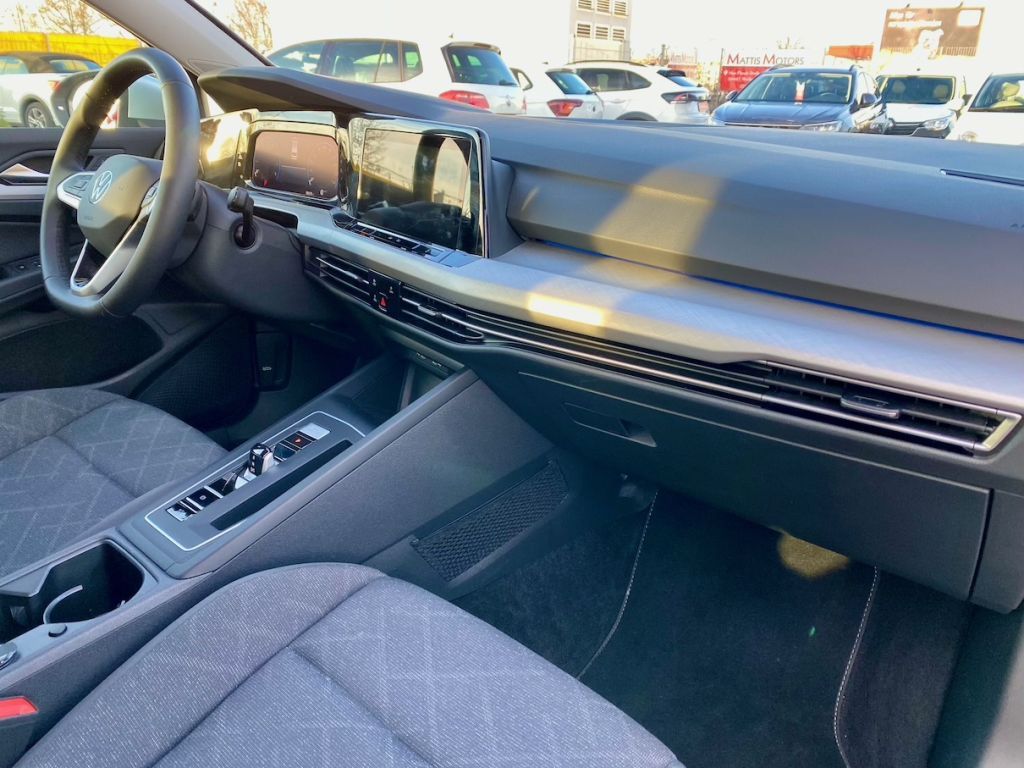 Fahrzeugabbildung Volkswagen Golf Variant 1.5 DSG Life AAC LED SHZ CARPLAY