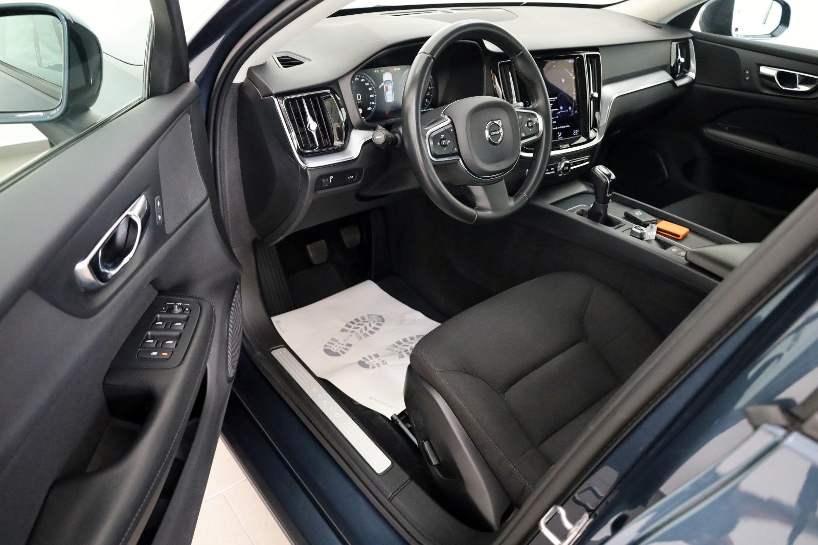 Fahrzeugabbildung Volvo V60 Momentum Core,Navi,LED,DAB,PDC,AHK
