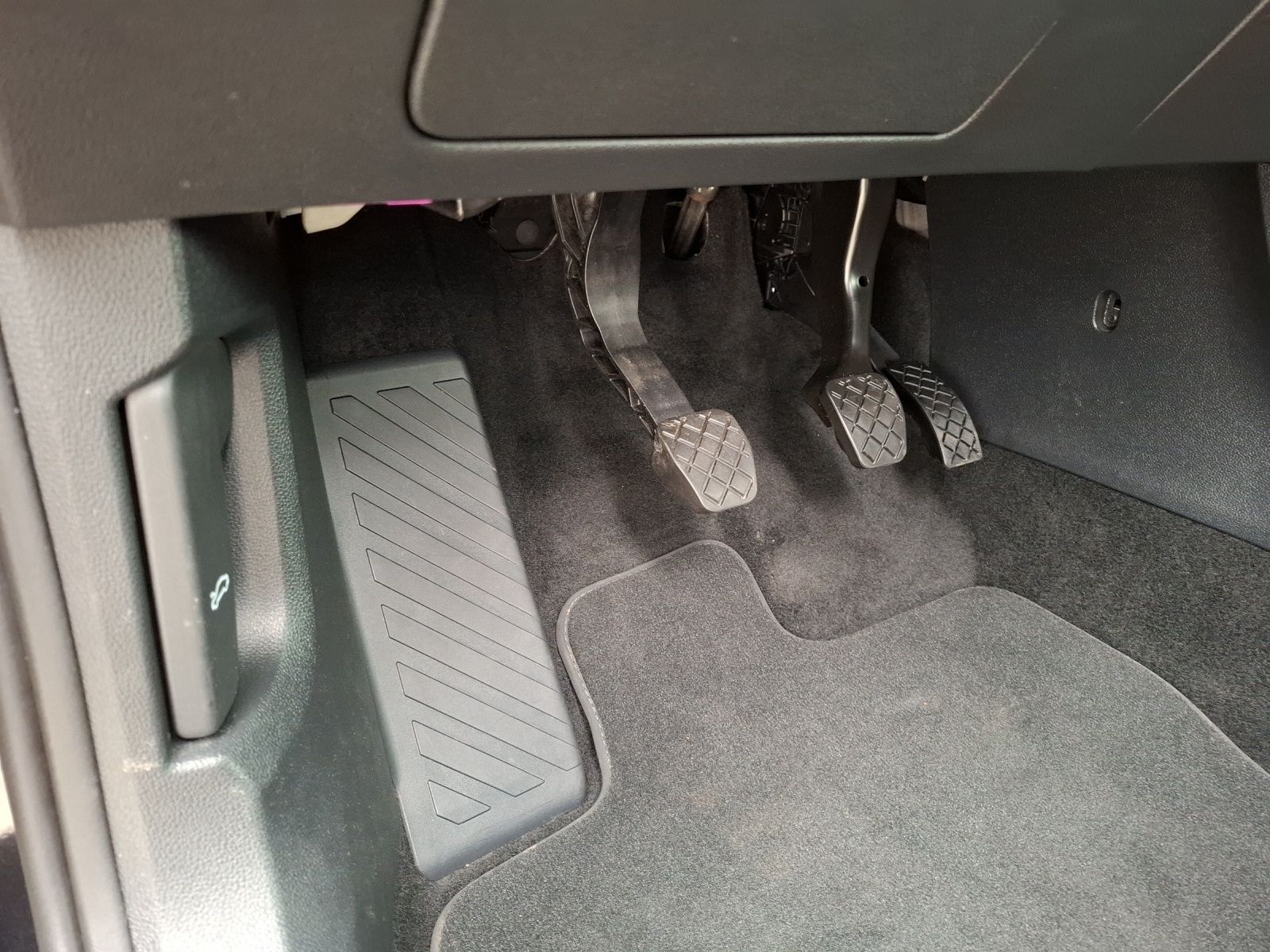 Fahrzeugabbildung Volkswagen T-Roc TSI Style LED AHK Navi AID ACC RFK SH