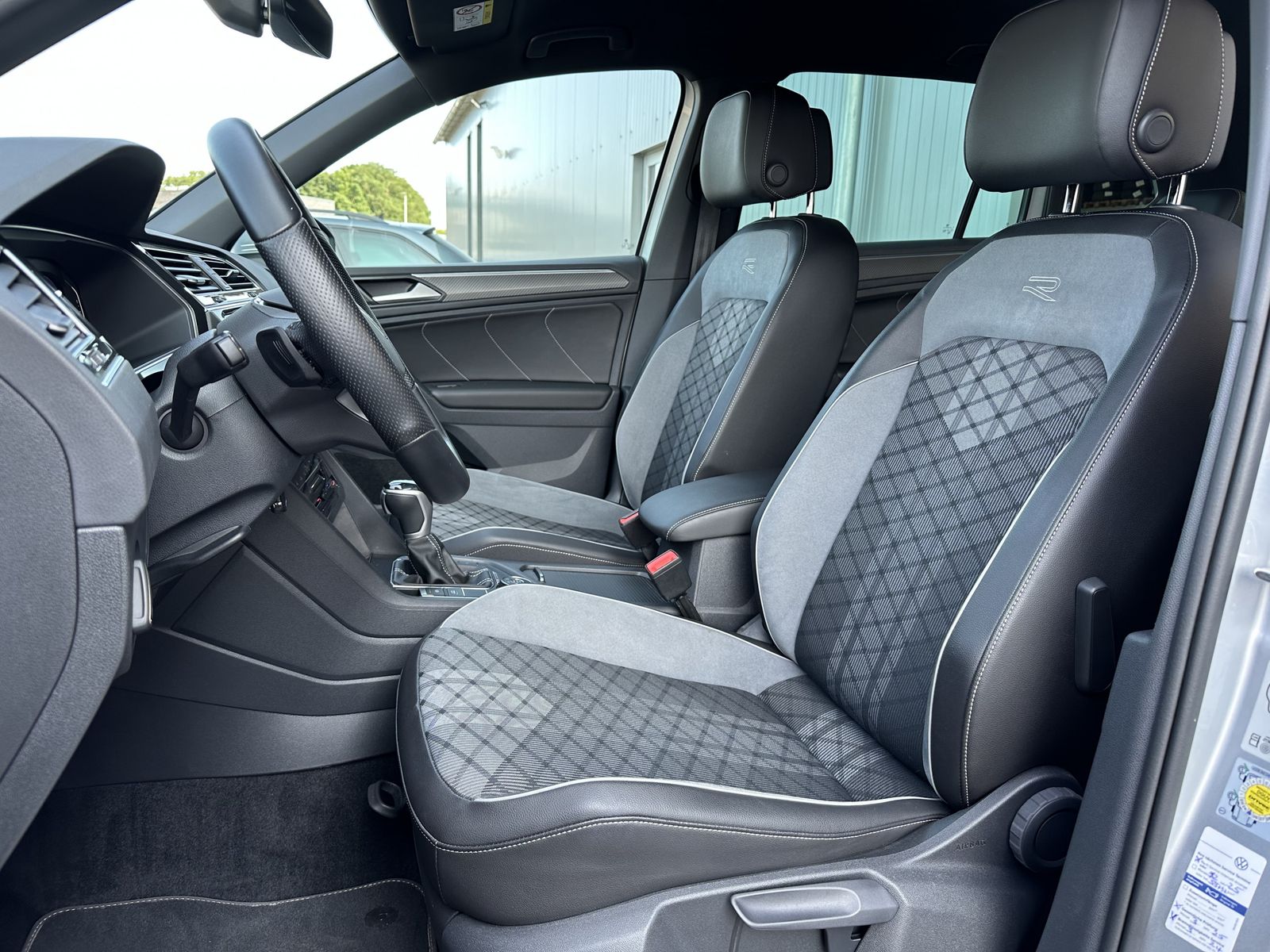 Fahrzeugabbildung Volkswagen Tiguan 2.0 TDI DSG 4M R-Line NAV+LED+ACC+CARPLAY
