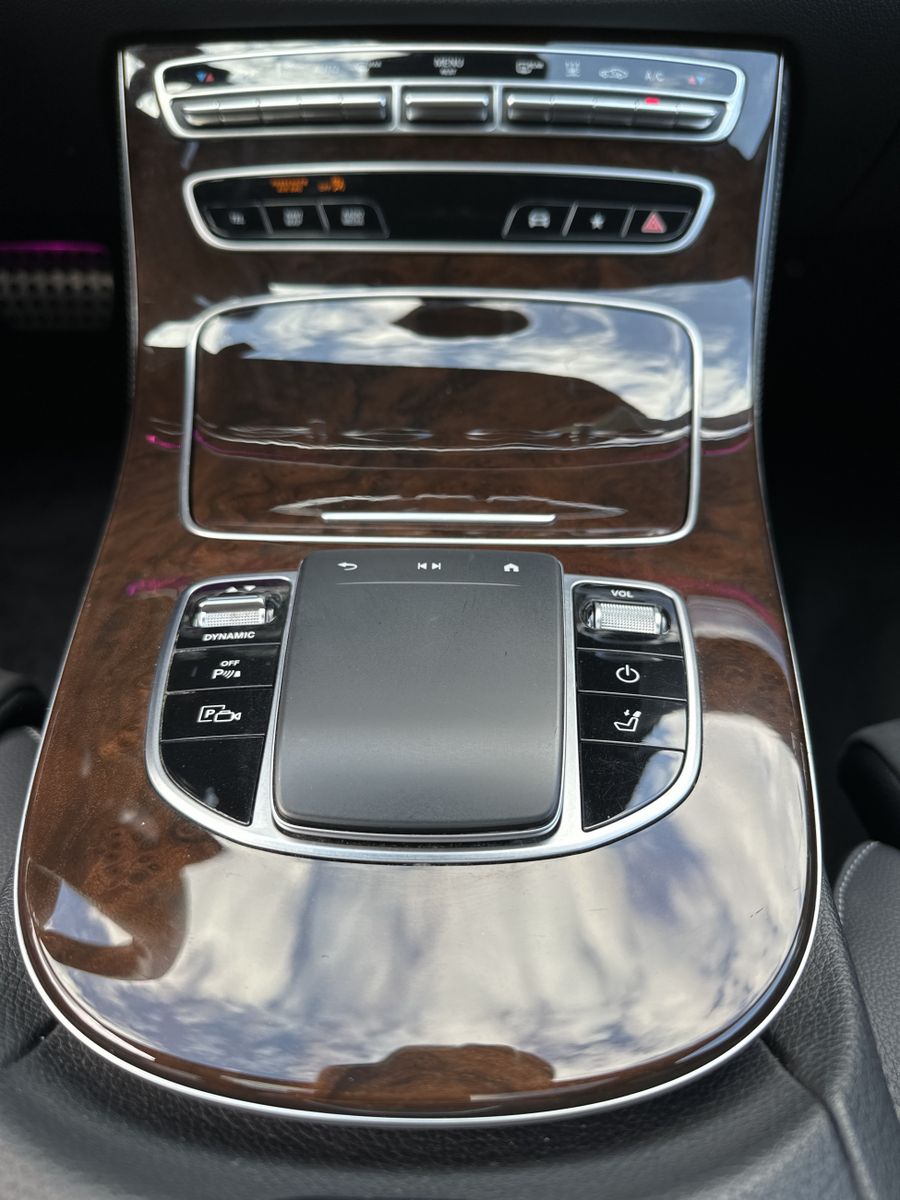 Fahrzeugabbildung Mercedes-Benz E 300e T AMG-Line NAV+LED+360°+PANO+WIDE+CARPLAY