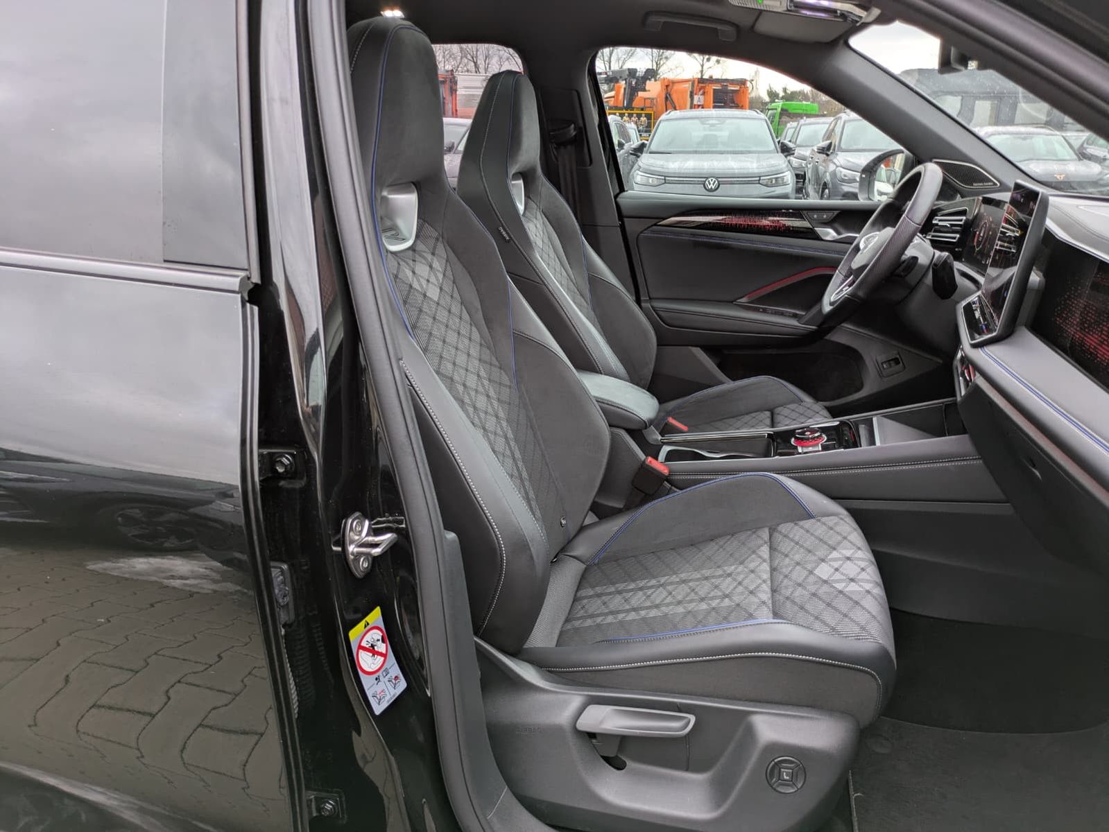 Fahrzeugabbildung Volkswagen Tiguan 2.0 TDI 4M R-Line PANO*H&K*AHK*MATRIX*20"