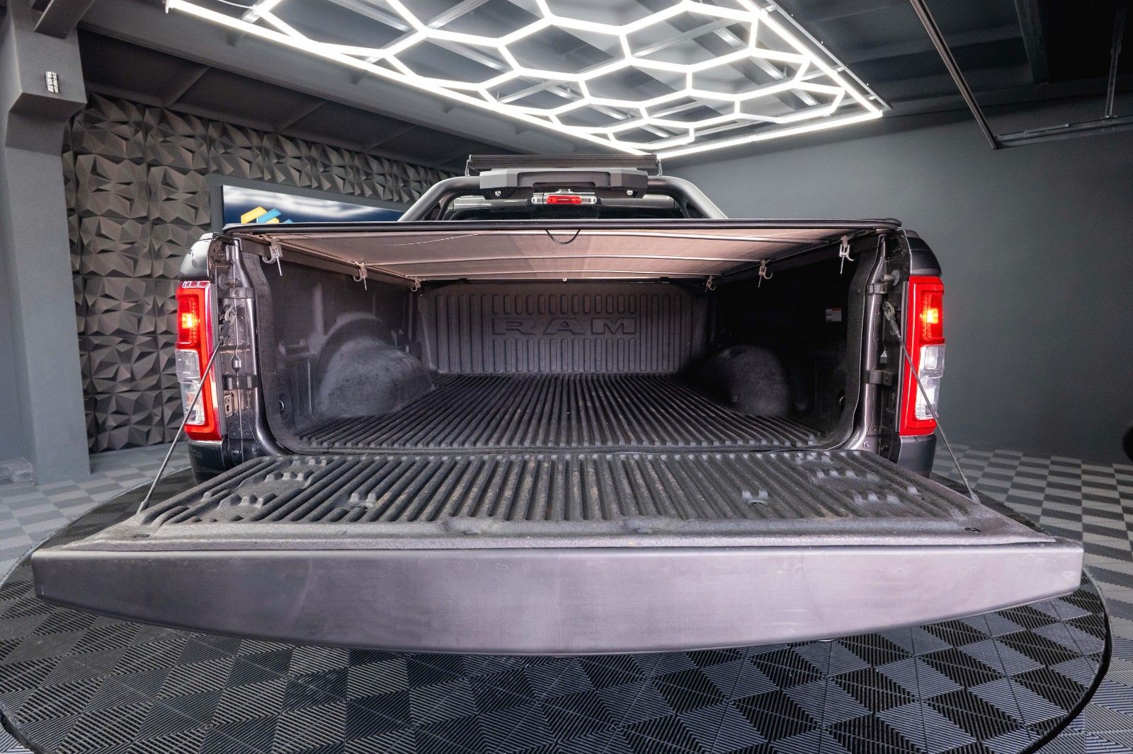 Fahrzeugabbildung Dodge RAM 5.7 V8 HEMI 4x4 OFFROAD LONGBED Limited LED