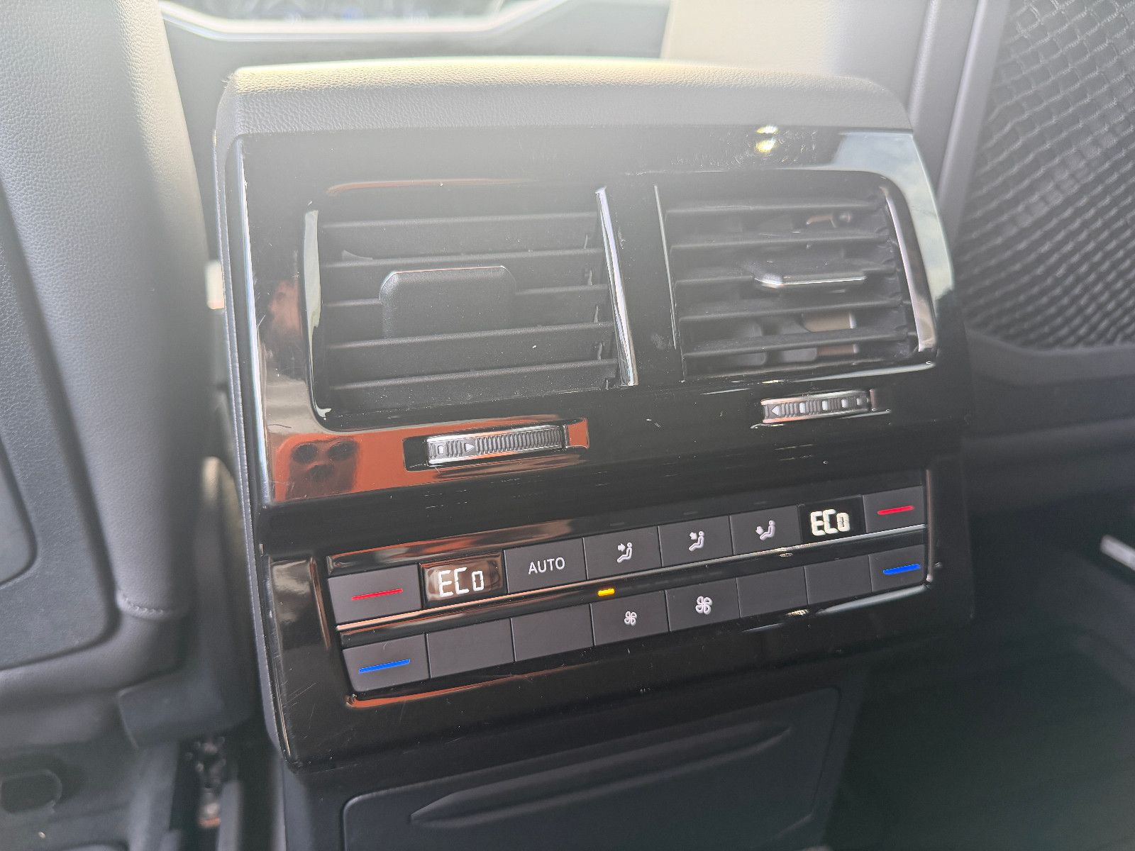 Fahrzeugabbildung Volkswagen Touareg SPORT/ 4Motion/VIRTUAL/AMBIENT/360''KAM