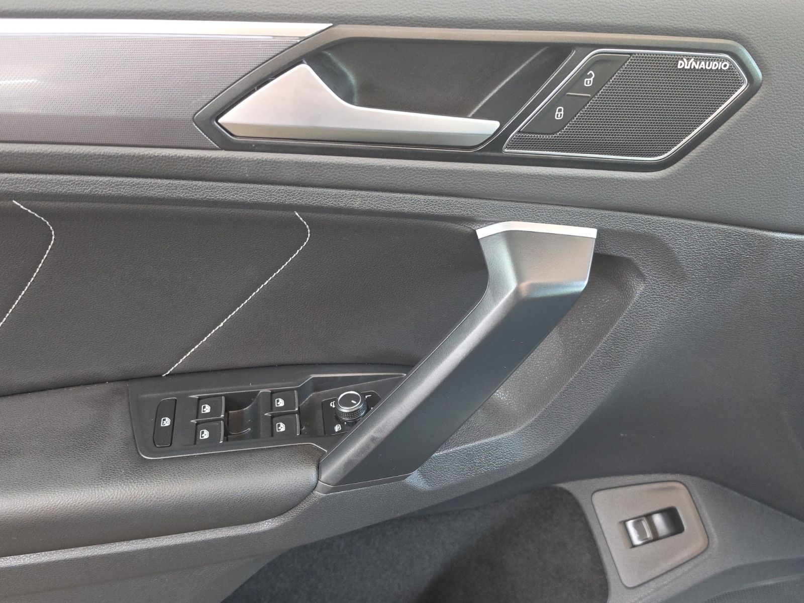 Fahrzeugabbildung Volkswagen Tiguan  R-LINE HiGHLiNE  4MOTION PANORAMA DACH