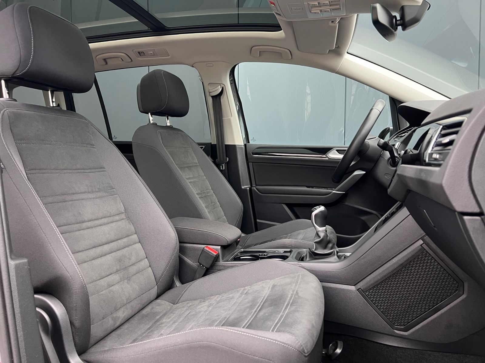 Fahrzeugabbildung Volkswagen Touran Highline 1.5 TSI *R-Line, AHK, Pano, Stan