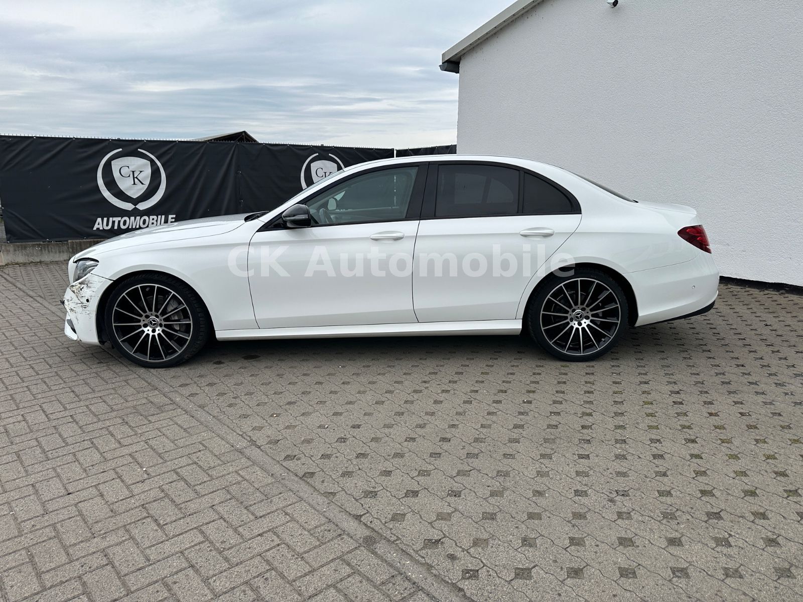 Fahrzeugabbildung Mercedes-Benz E 300 Lim. AMG-Line/Navi/Leder/Kamera/Burmester