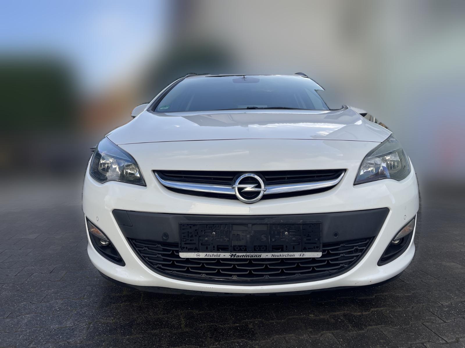 Opel Astra 2015 — rear view