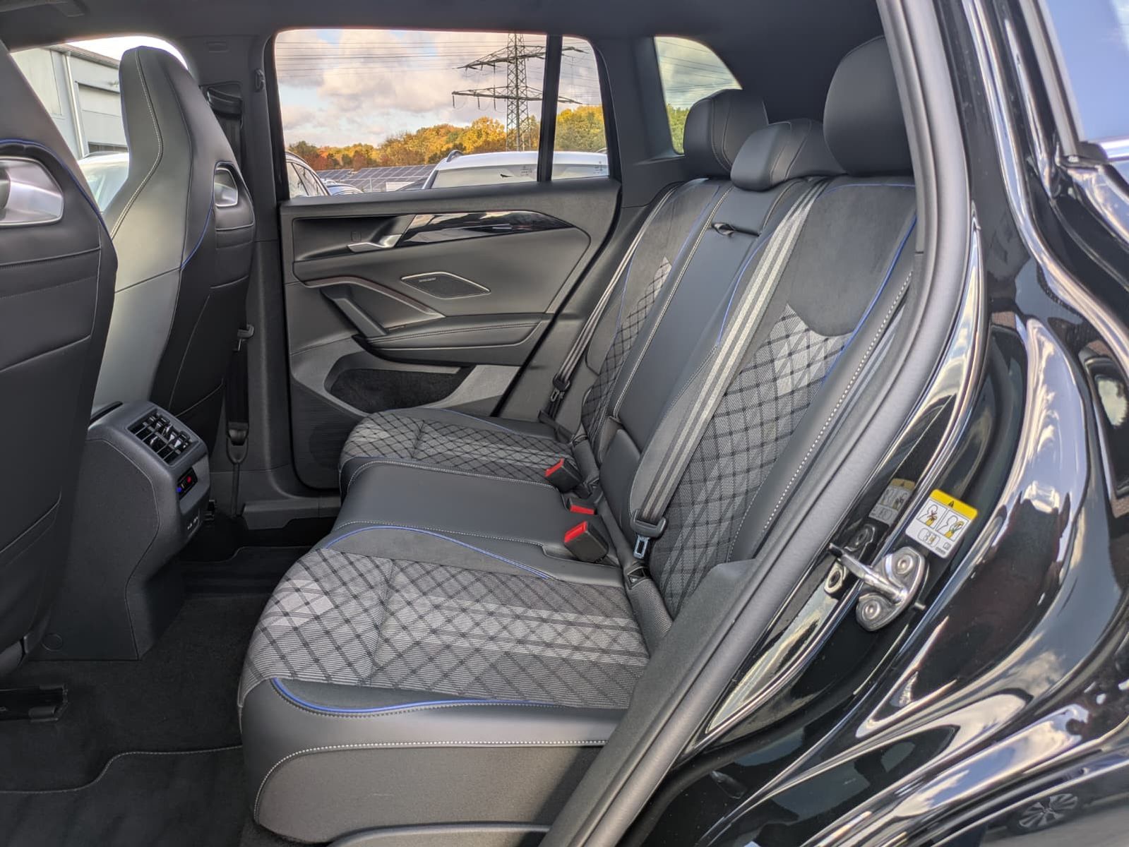 Fahrzeugabbildung Volkswagen Tiguan 2.0 TDI 4M R-Line PANO*H&K*AHK*MATRIX*20"