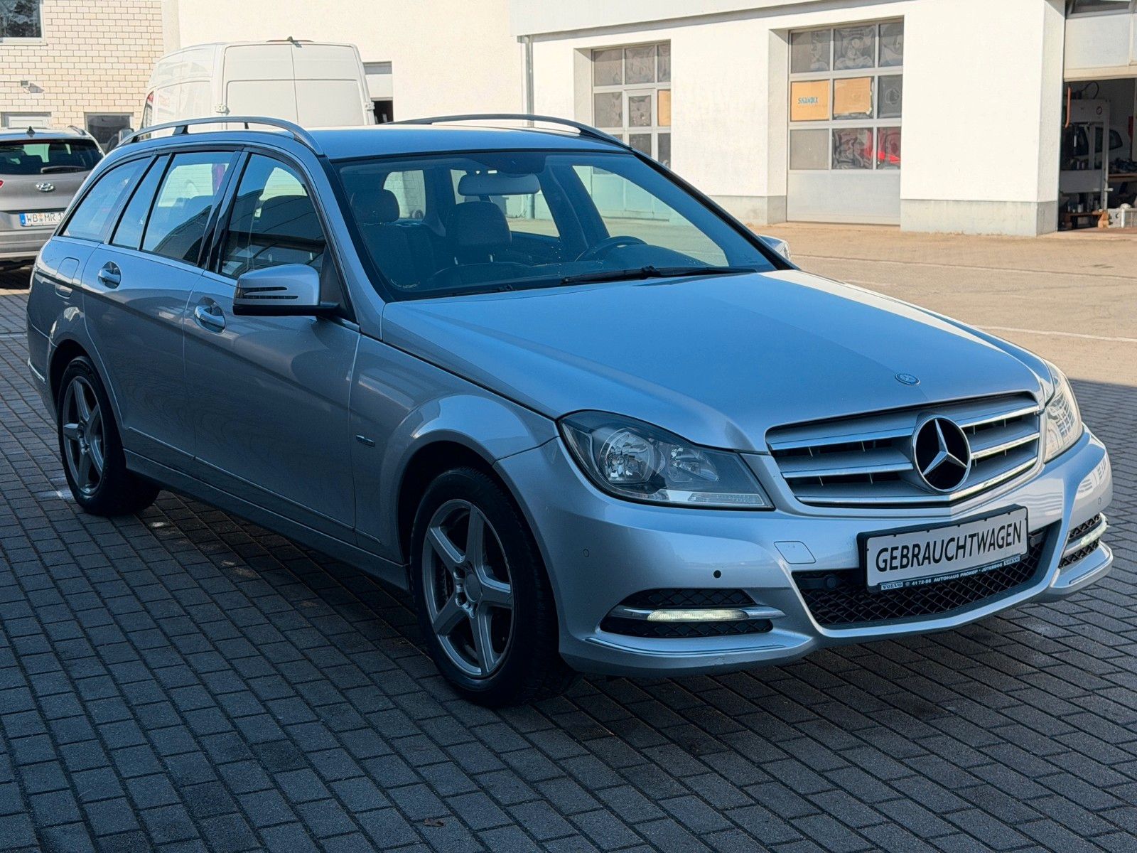Fahrzeugabbildung Mercedes-Benz C180 CGI AVANTGARDE *Klima*Sitzhzg*AHK*PDC*USB*