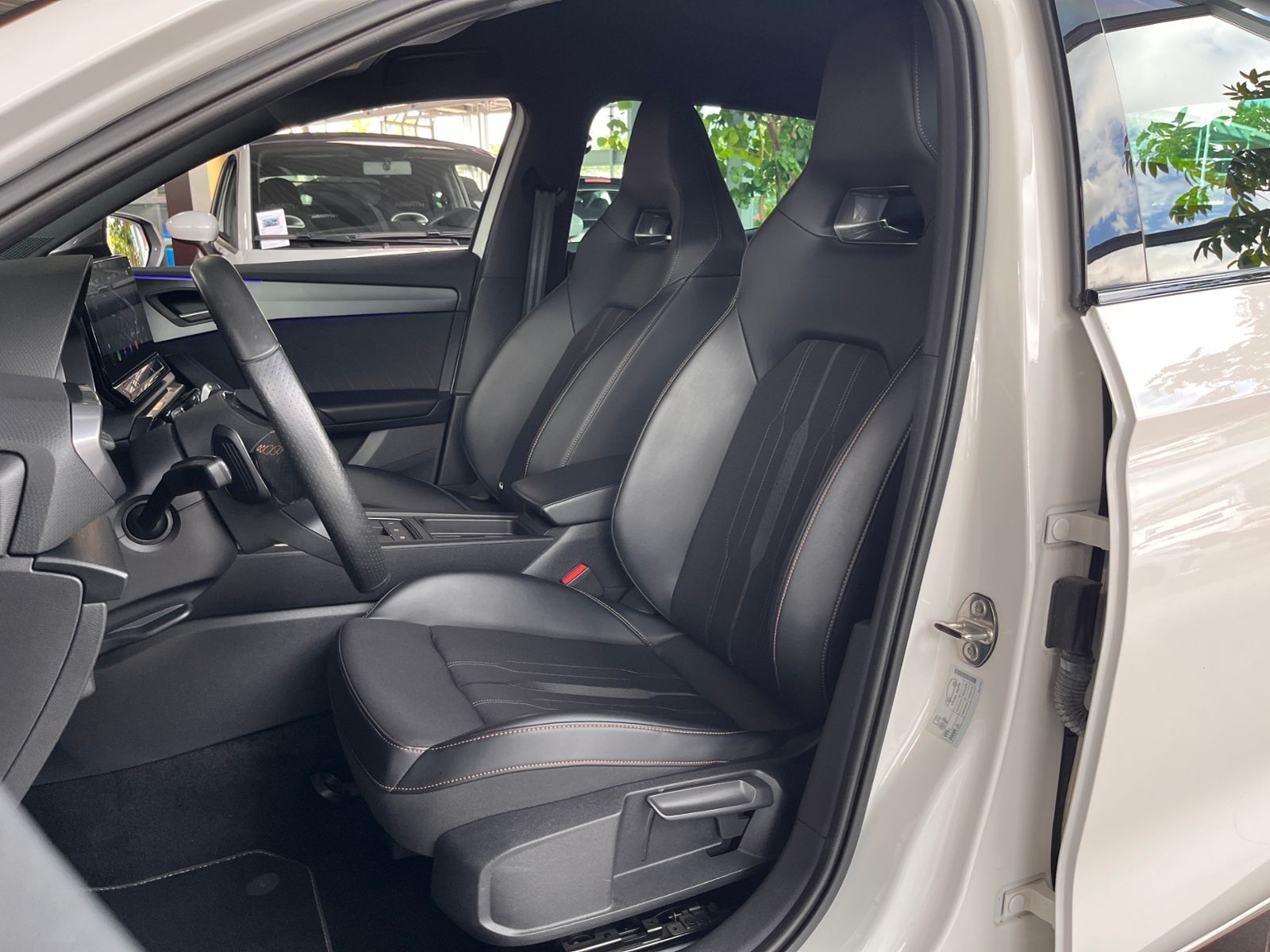 Fahrzeugabbildung CUPRA Leon VZ e-Hybrid LED ACC NAV RFK SHZ 19"