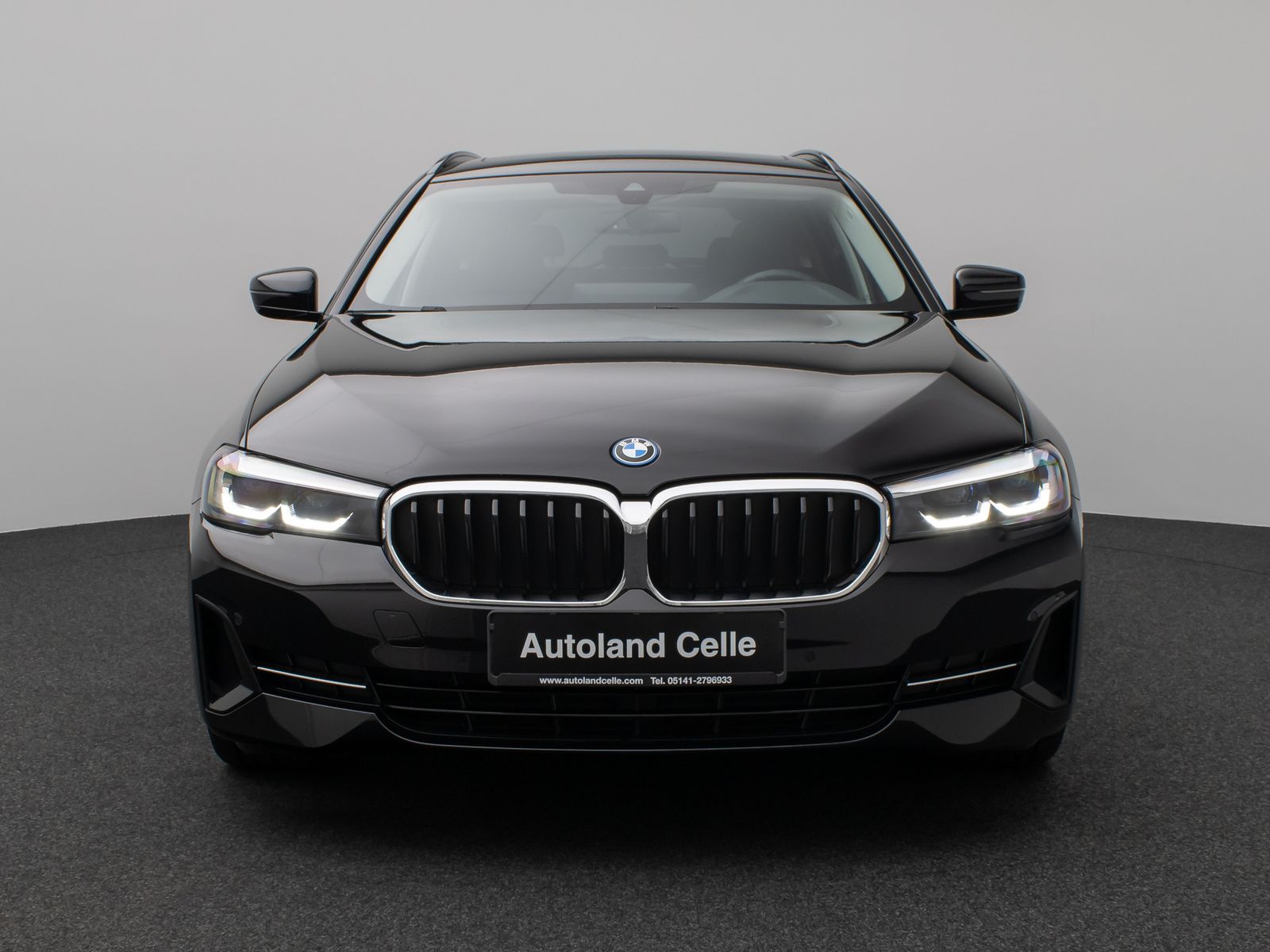 Fahrzeugabbildung BMW 530e Panorama DAB HiFi CockPitPro Alarm PDC LED