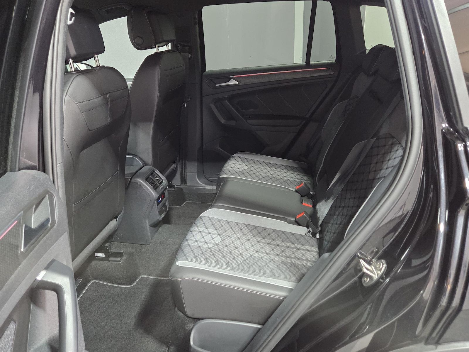Volkswagen Tiguan 1.5 TSI DSG R-Line*BLACK*LED*NAVI*KAMERA foto 9