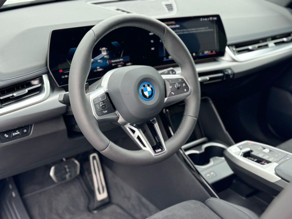 Fahrzeugabbildung BMW iX1 eDrive20 M Sport Premium Winterkomplettr