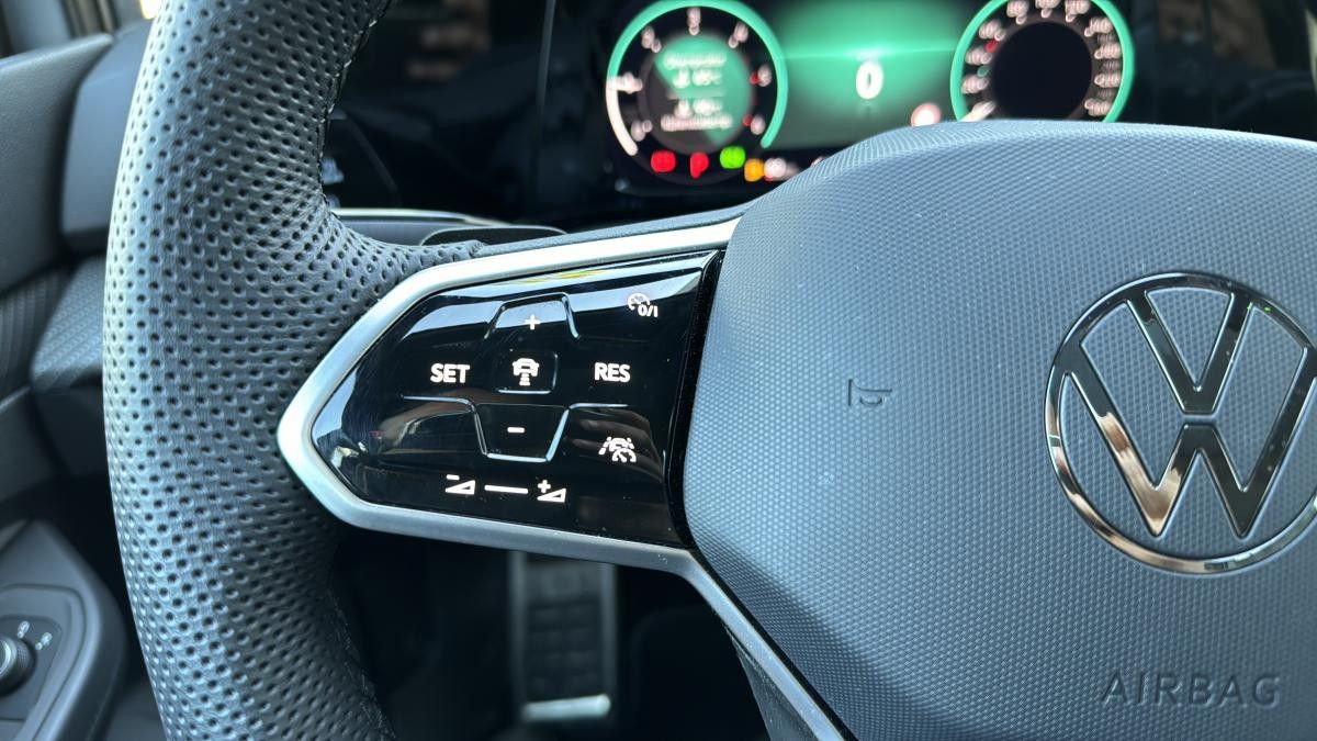 Fahrzeugabbildung Volkswagen Golf R-Line 2.0 TDI 150PS*PANO*ACC*SHZ*HK