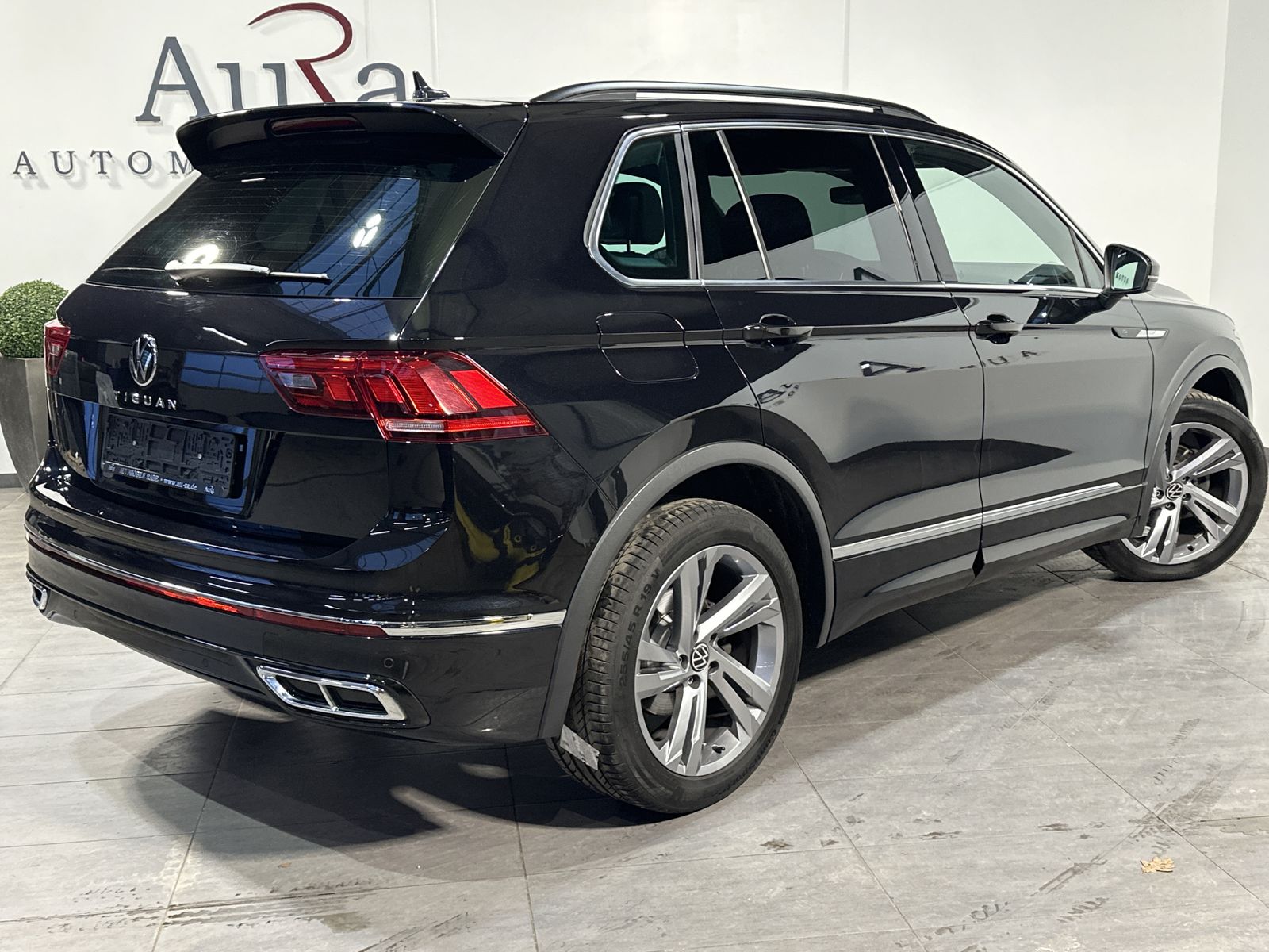 Fahrzeugabbildung Volkswagen Tiguan 2.0 TDI R-Line NAV+LED+AHK+PANO+KAMERA+PP