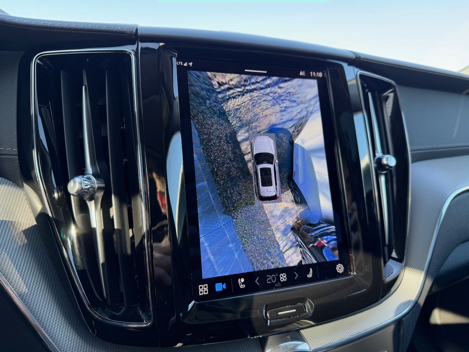 Fahrzeugabbildung Volvo XC60 B5 D Ultimate Dark AWD*STHZG*PANO*360°*ACC