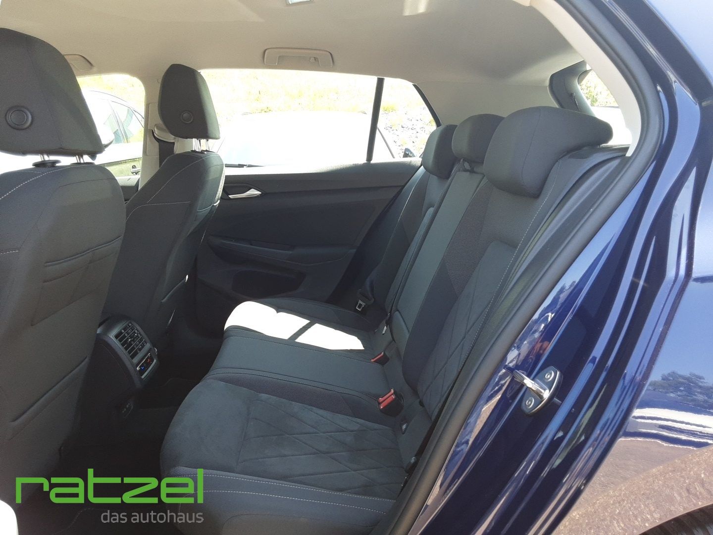 Fahrzeugabbildung Volkswagen Golf VIII Style 1.5 eTSI DSG  Memory Sitze Massa