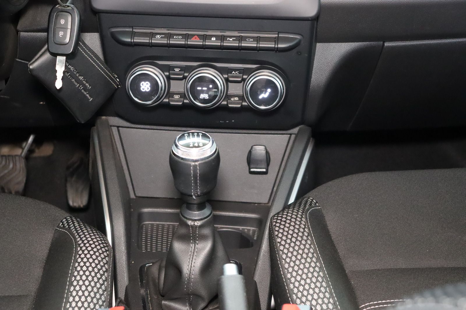 Fahrzeugabbildung Dacia Duster II 1.4 * 1. Hand * Navi * SHZ