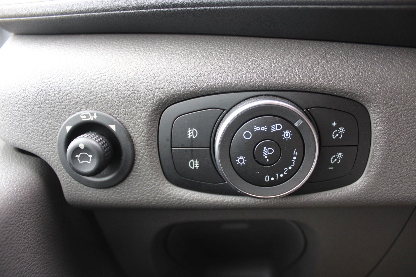 Fahrzeugabbildung Ford Transit 330 L2 H3 hoch TREND Kasten NAVI CAM ACC