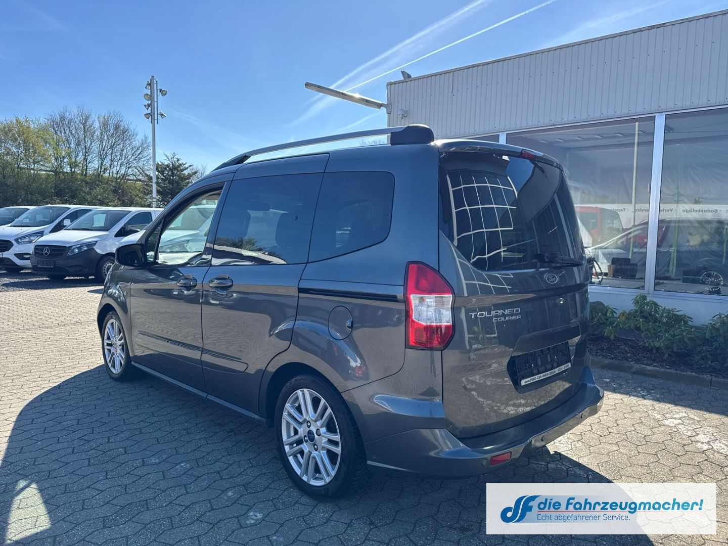 Fahrzeugabbildung Ford Tourneo Courier Titanium Mehrzonenklima *EXPORT