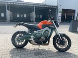 Yamaha MT 09 mit Akrapovic Komplettanlage, Öhlins Feder - YAMAHA ORANGE