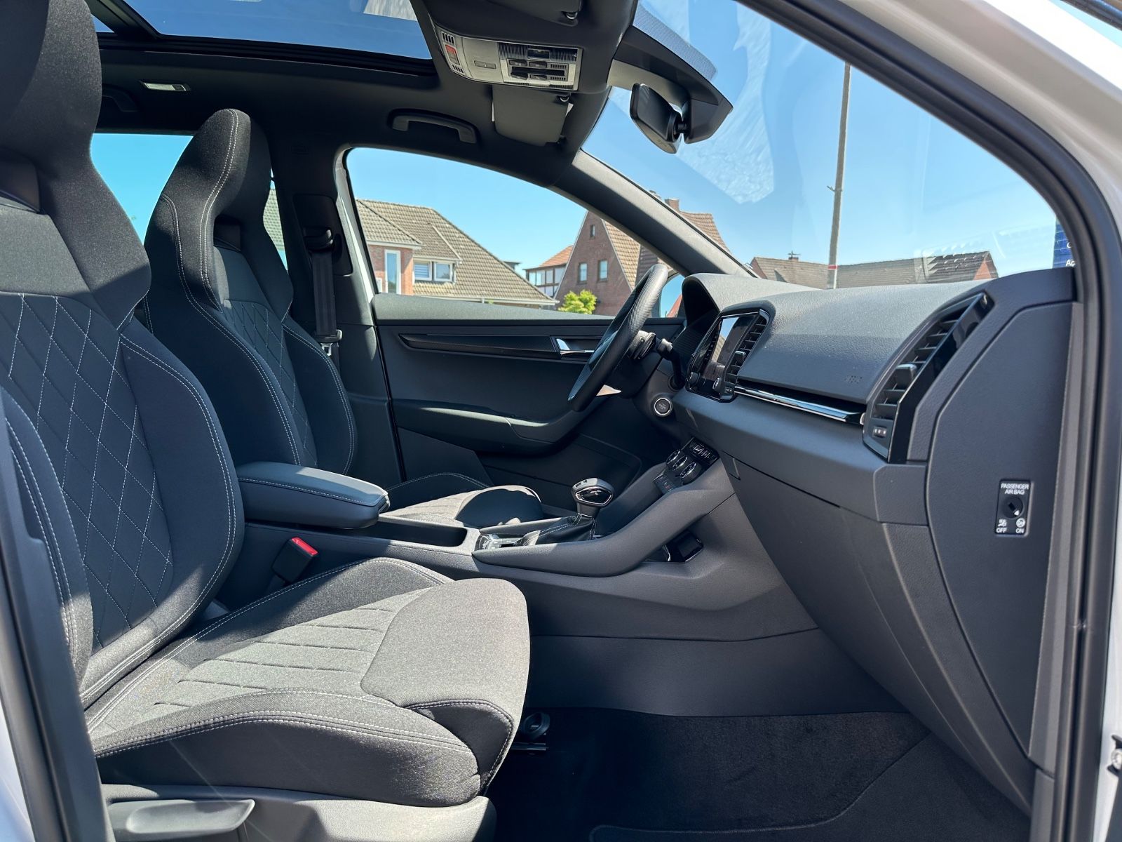 Fahrzeugabbildung SKODA Karoq 1.5 TSI Sportline DSG Pano/AHK/Navi/Matrix