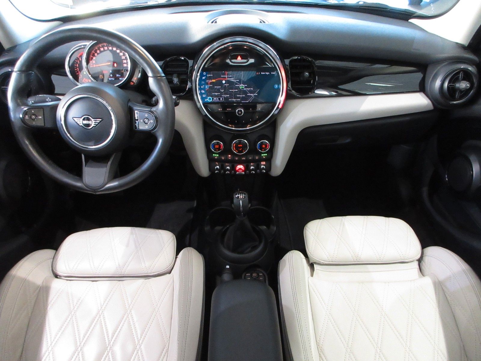 Fahrzeugabbildung MINI Mini Cooper Classic Trim LED/NAVI/SHZ/PANO/LEDER