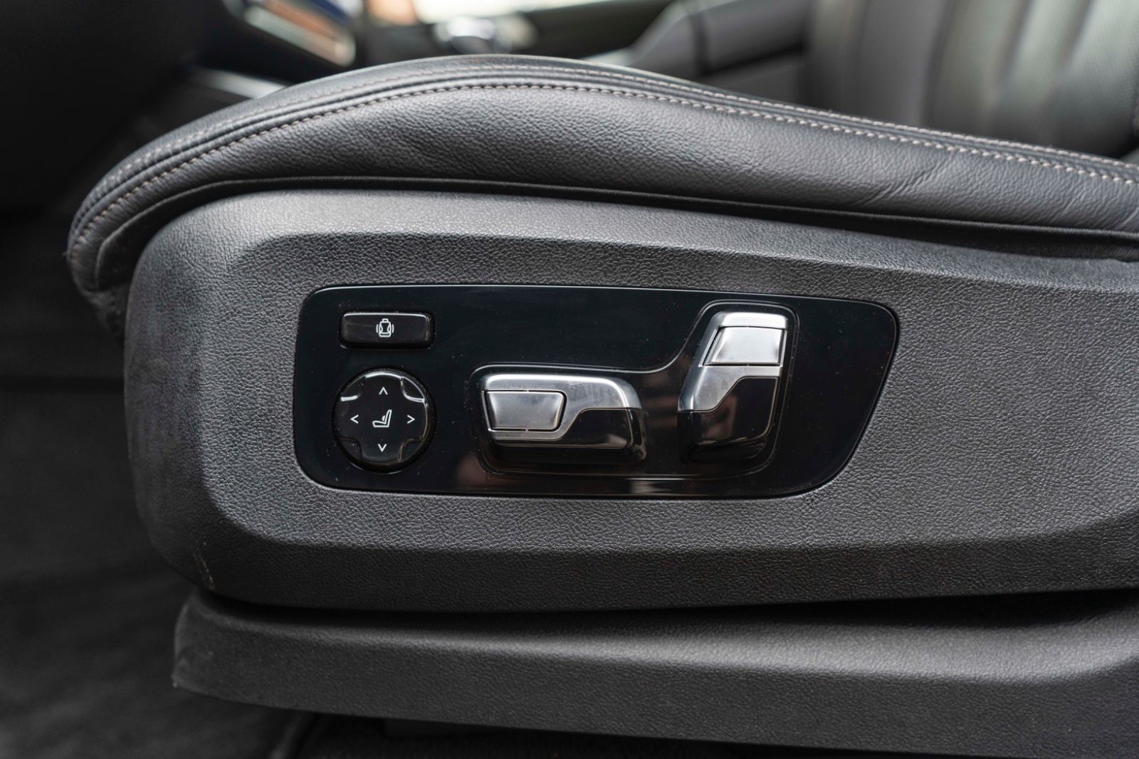 Fahrzeugabbildung BMW X7 M50i H&K HUD LASER LUFT SKY ACC MASSAGE 3D