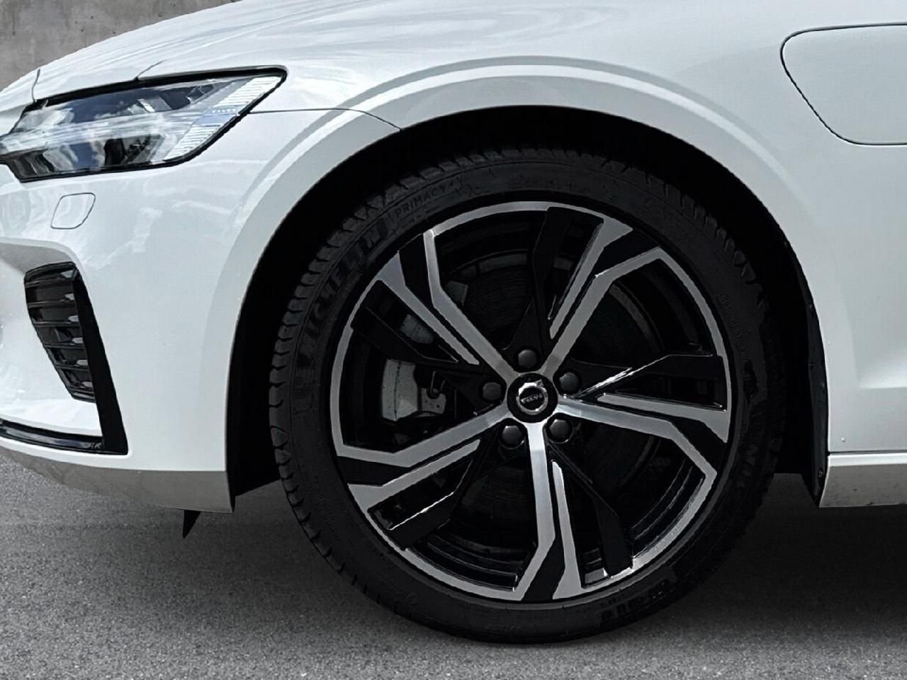 Fahrzeugabbildung Volvo V60 T6 AWD Plug-In Hybrid Plus Dark