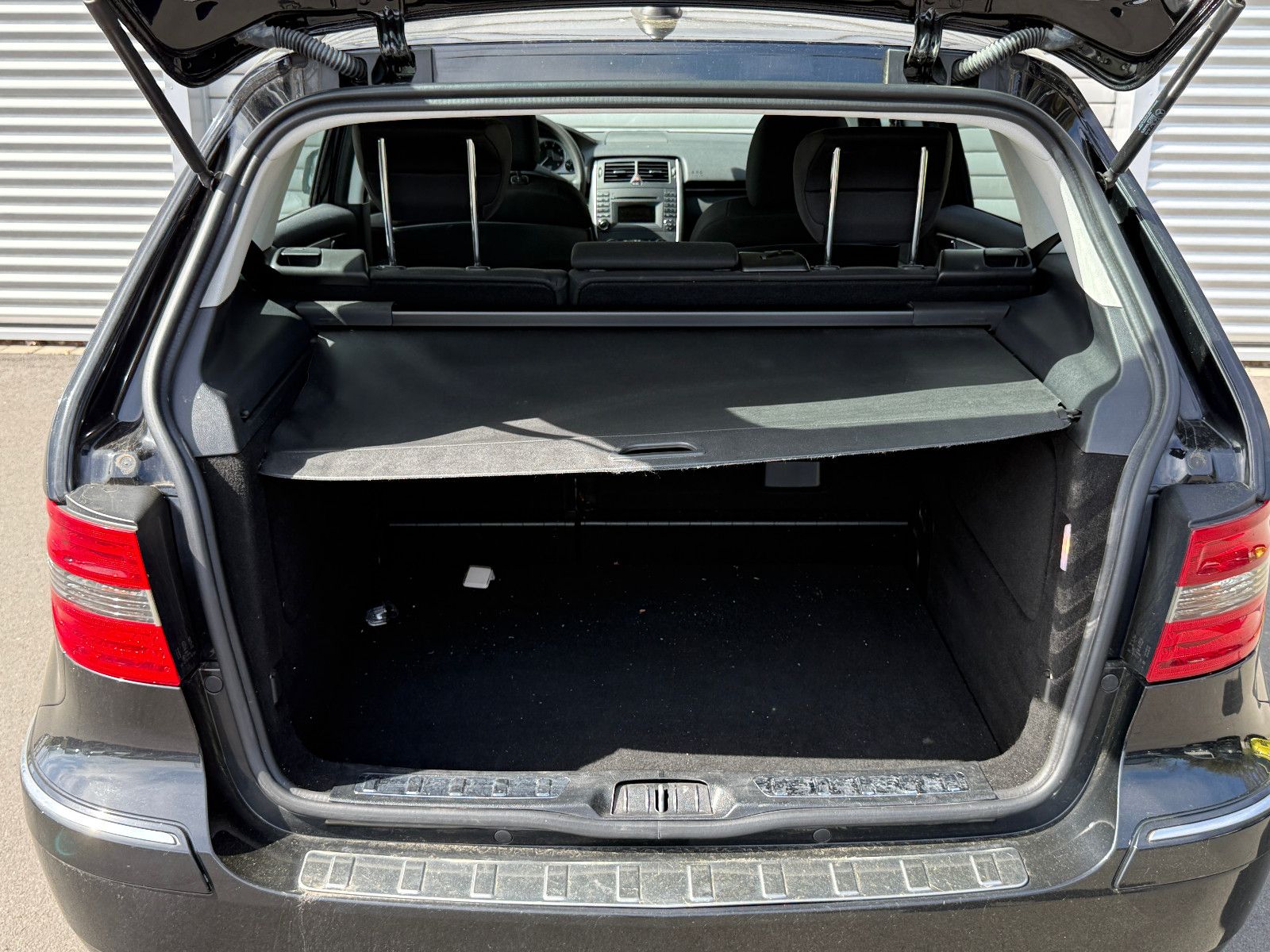 Fahrzeugabbildung Mercedes-Benz B 180 1.7 Benziner Klimaanlage Navi Tempomat SHZ