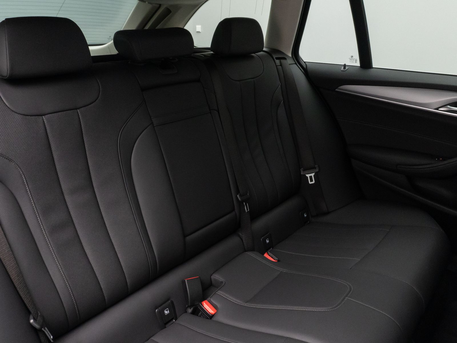 Fahrzeugabbildung BMW 530e Kamera DAB CockPitPro Sitzhzg Alarm LED