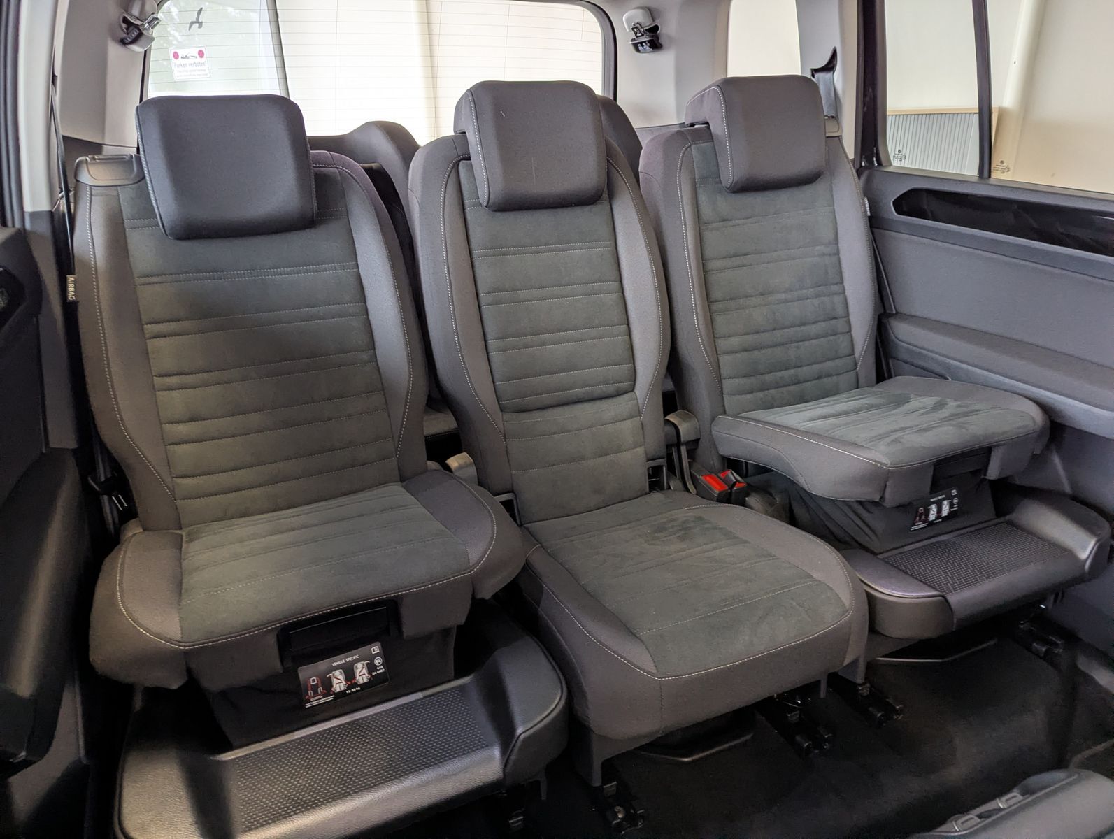 VW Touran 2.0 DSG R-Line High. Pano 7-Si IQ.Dri AHK - Image 20