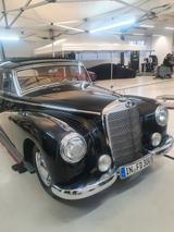 Mercedes-Benz 300 Adenauer mit Faltdach