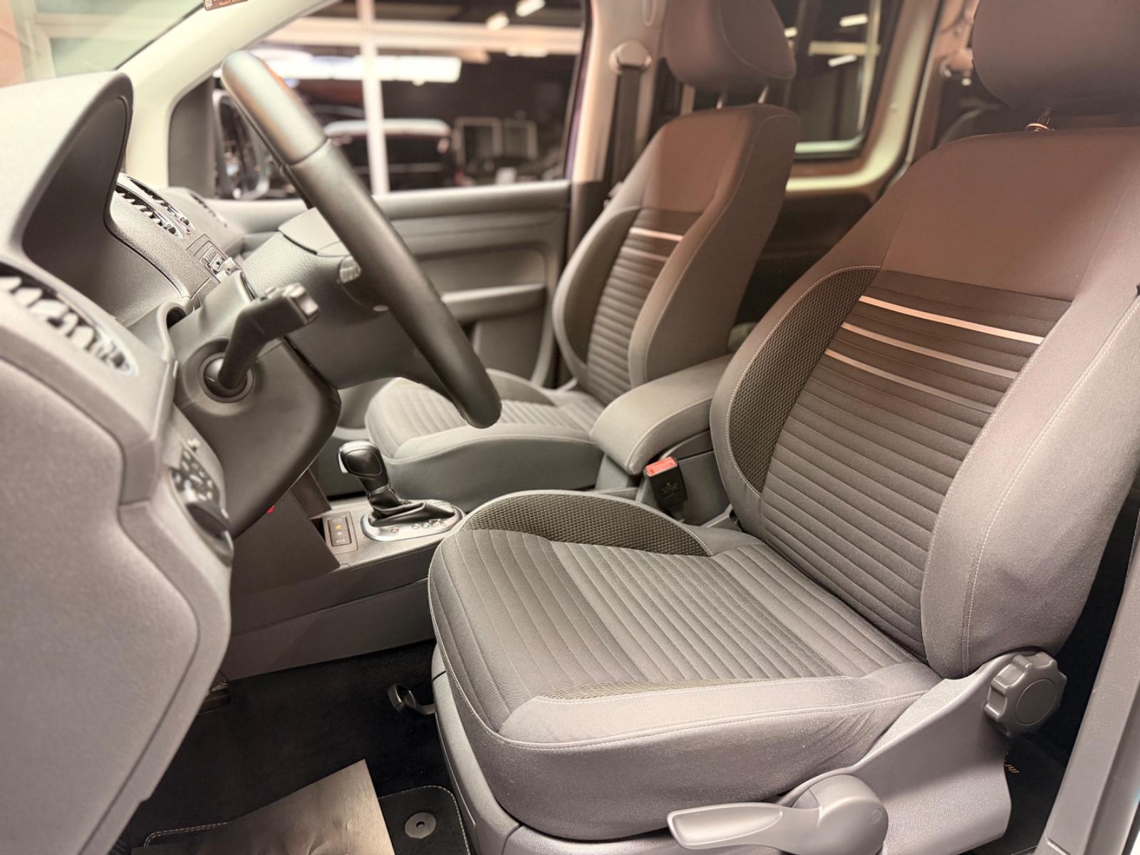 Volkswagen Caddy Maxi Kombi / Navi /7-Sitzer/Rollstuhl-Kran