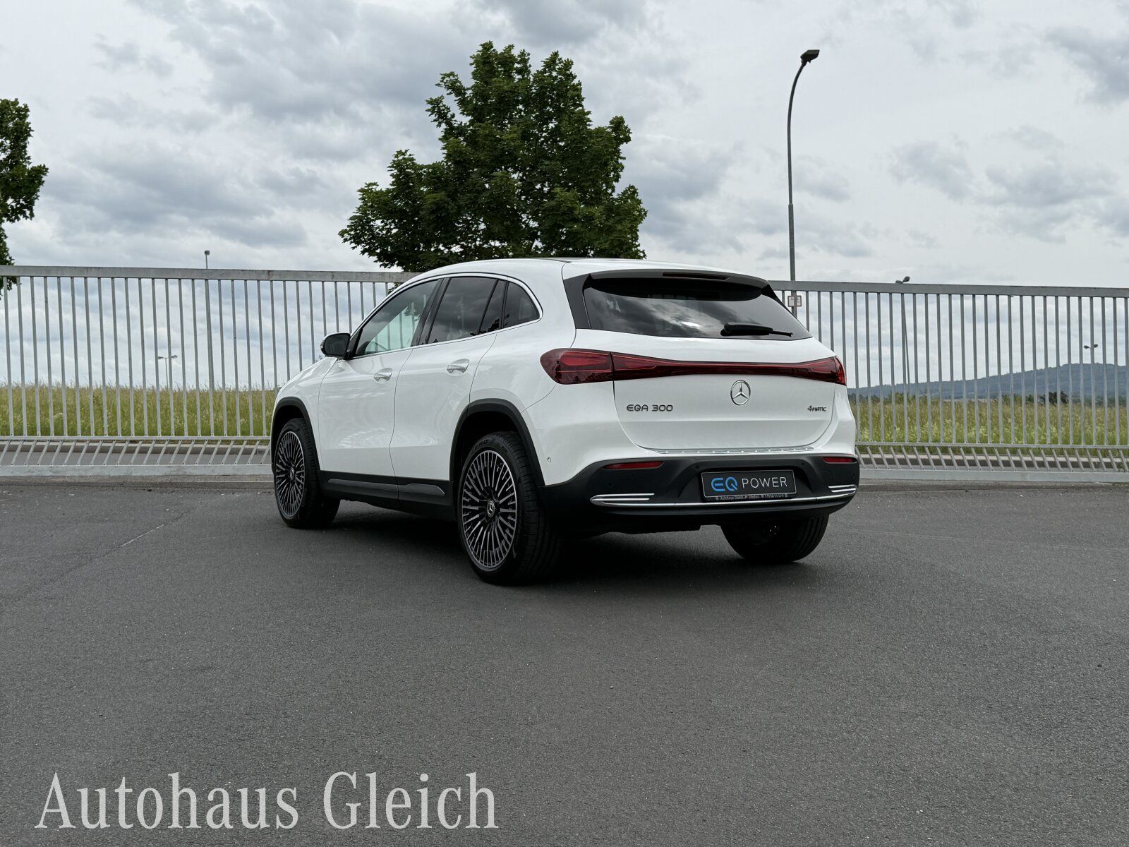 Fahrzeugabbildung Mercedes-Benz EQA 300 Electric Art 4Matic Navi/Distronic/Klima